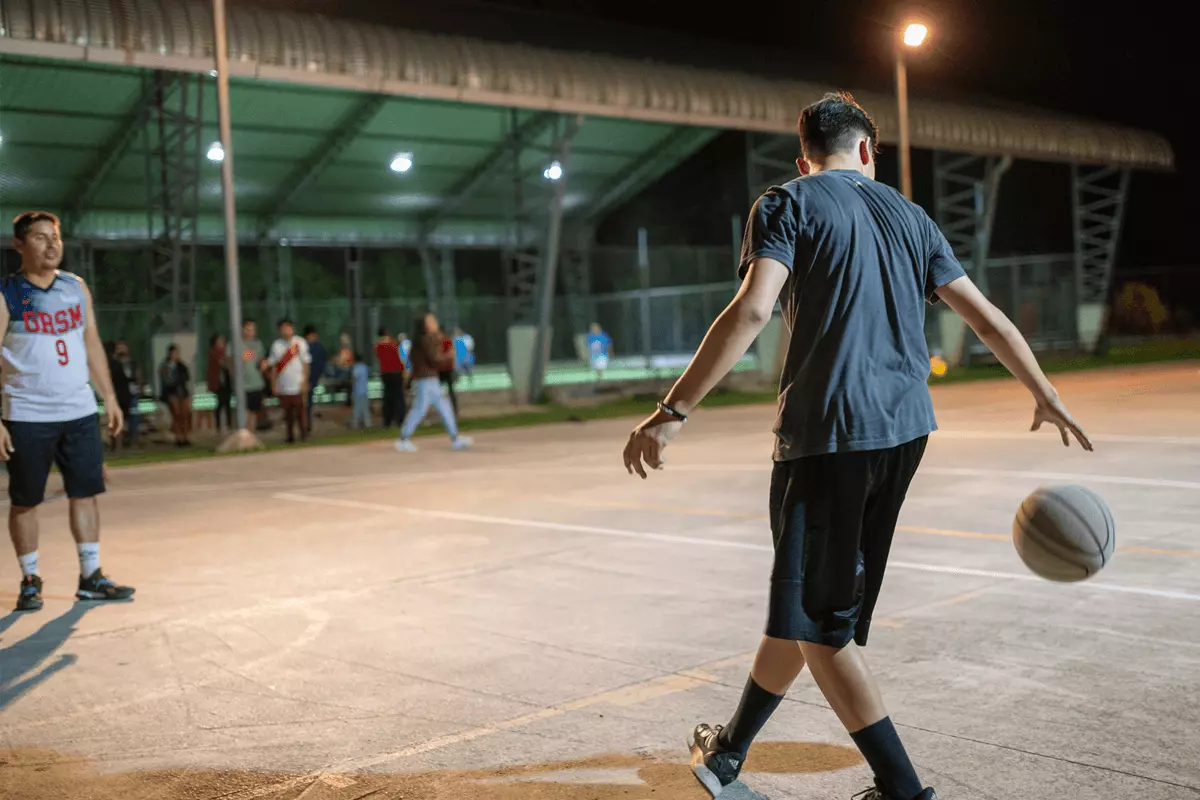 juego de basketball en el complejo deportivo milan