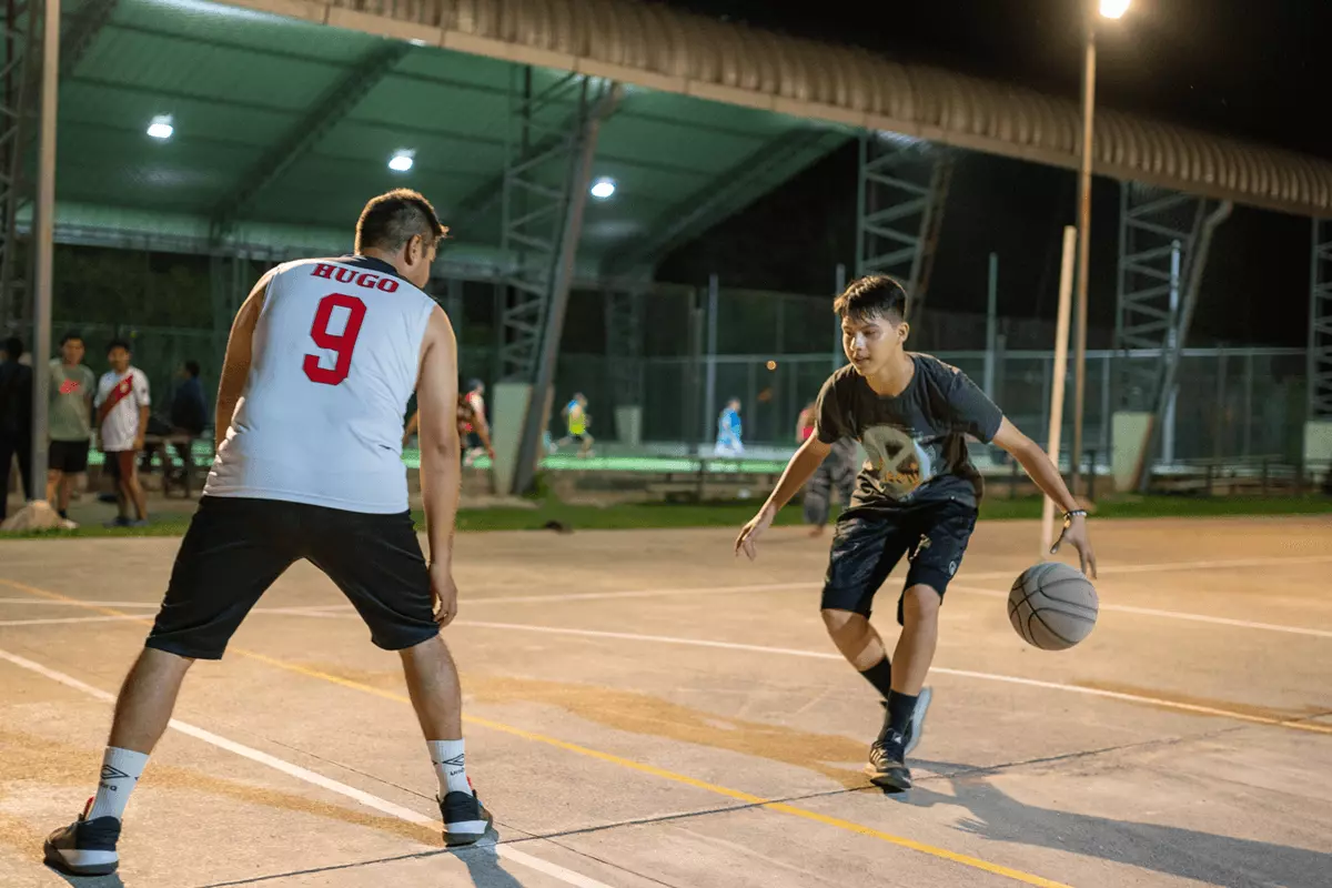 practicando baloncesto en el complejo deportivo milan